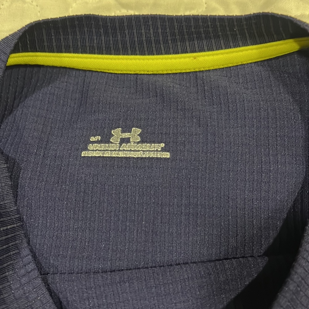 Underarmour short sleeve navy tshirt yellow bands on sleeves wicking material XL - Picture 4 of 7